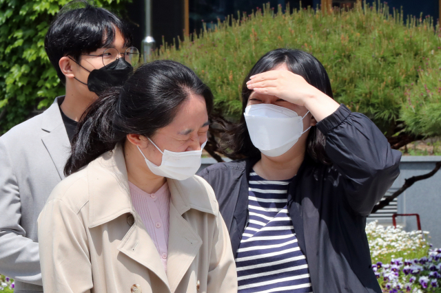 29일 정부는 다음 주 월요일인 내달 2일부터 실외 마스크 착용 의무를 해제하는 방안을 발표했다. 사진은 이날 오전 광주 북구청에서 점심을 먹으러 마스크를 쓰고 나오는 공무원들의 모습. 연합뉴스