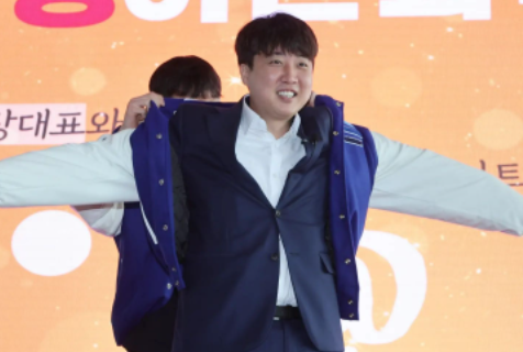 이준석 국민의힘 대표가 한국 에너지공대의 파란색 학교점퍼를 입은 것을 두고 일각에서 지방선거를 앞두고 더불어민주당을 선전하느냐는 취지의 지적이 나오자 