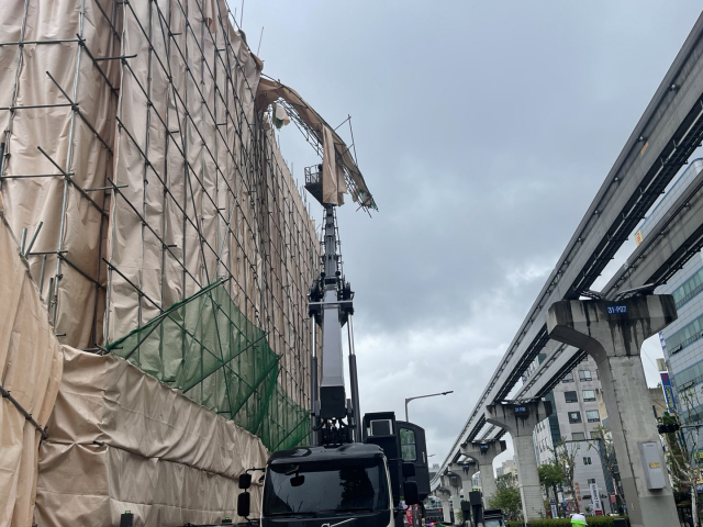 29일 오전 4시47분쯤 남구 대명동 명덕지구 재개발 공사현장(대명동 2033-13번지)에서 철거 예정인 건물을 둘러싼 임시 가설물인 