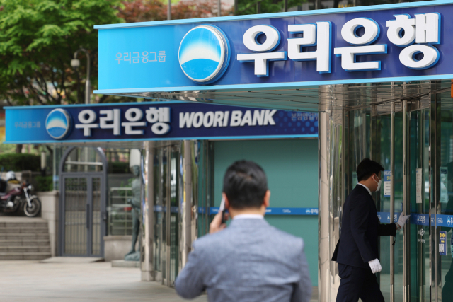상식적으로 자금 관리 체계가 가장 엄격해야 할 시중은행에서 이례적으로 600억원대의 대형 횡령 사건이 발생해 충격을 주고 있다. 사진은 28일 오후 서울 중구 우리은행 본점. 연합뉴스