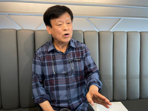 남학호 작가가 아트 밴쿠버에서 선보일 NFT 작품에 대해 설명하고 있다. 이연정 기자