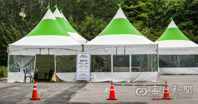 29일 오후 대구 달서구 옛 두류정수장 터에 마련된 임시선별검사소가 한산한 모습을 보이고 있다. 대구시 방역당국은 검사 수요 감소 등의 이유로 현재 국채보상운동기념공원과 옛 두류정수장에 운영 중인 임시선별검사소를 30일까지만 운영하기로 했다. 안성완 기자 asw0727@imaeil.com