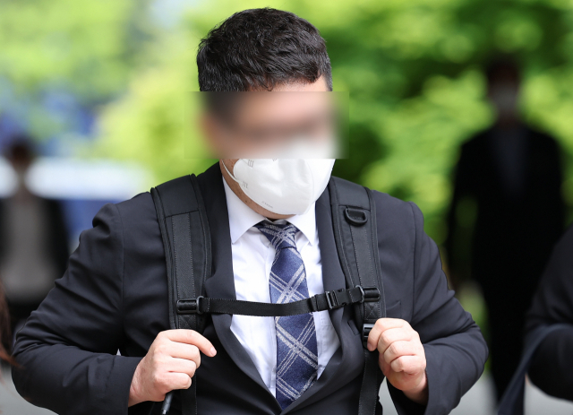 대장동 개발사업 특혜·로비 의혹 사건과 관련해 불구속 기소된 정영학 회계사가 지난달 29일 오후 서울 서초구 서울중앙지방법원에서 오후에 속개되는 1심 속행 공판에 출석하기 위해 법정으로 향하고 있다. 이날 재판을 시작으로 이 사건 결정적 증거로 제출된 정 회계사의 녹음 파일이 공개됐다. 연합뉴스