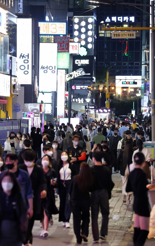 코로나19 사회적 거리두기 해제로 활기를 되찾고 있는 가운데 29일 오후 서울 강남역 인근 거리가 저녁을 즐기려는 시민들로 붐비고 있다. 연합뉴스