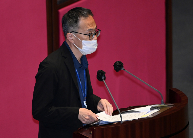 더불어민주당 박주민 의원이 27일 검찰 수사권과 기소권 분리 법안 처리를 위해 열린 국회 본회의에서 제안 설명을 하고 있다. 연합뉴스