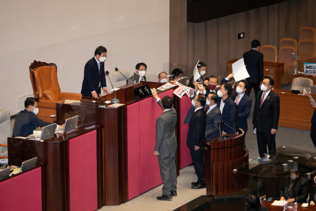 30일 오후 국회 본회의에서 국민의힘 의원들의 반발 속에 검찰청법 개정안이 표결 통과되고 있다. 연합뉴스