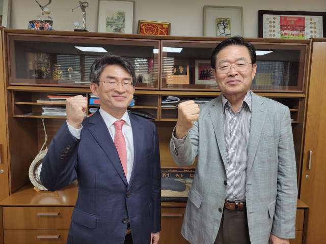 정상환(왼쪽) 국민의힘 법률자문위원회 부위원장과 정상명 전 검찰총장이 지난 26일 서울 소초구 서초동 정 전 검찰총장 사무실에서 만났다. 정상환 부위원장 측 제공