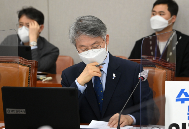 29일 서울 여의도 국회에서 열린 운영위원회 전체회의에서 무소속 민형배 위원이 자리하고 있다. 이날 운영위에서는 국민의힘이 불참한 가운데 중대범죄수사청 발족 논의를 위한 사법개혁특별위원회를 국회 특위로 설치하는 결의안이 의결됐다. 연합뉴스