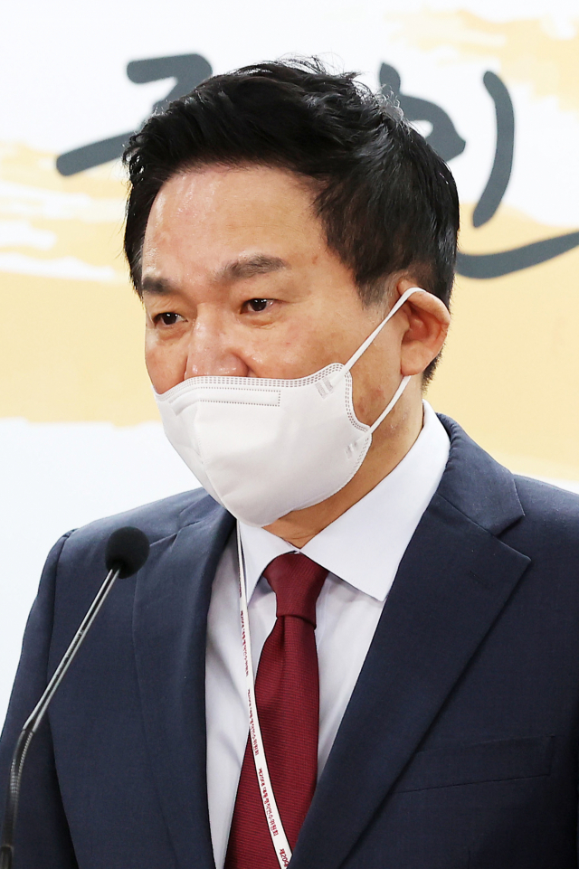 원희룡 대통령직인수위원회 기획위원장이 1일 서울 종로구 통의동 인수위 기자회견장에서 인구와 미래전략 TF 활동 보고를 하고 있다. 연합뉴스