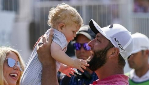 2일(한국시간) 미국프로골프(PGA) 투어 멕시코오픈(총상금 730만 달러) 최종 라운드에서 우승을 확정한 욘 람이 아들 케파를 안아올리며 기뻐하고 있다. 연합뉴스