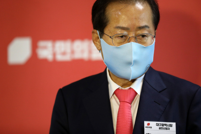 대구광역시장에 공천 신청한 홍준표 의원이 8일 오후 국회에서 열린 국민의힘 제8회 전국동시지방선거 광역단체장 공천신청자 면접을 마친 뒤 취재진의 질문에 답하고 있다. 연합뉴스