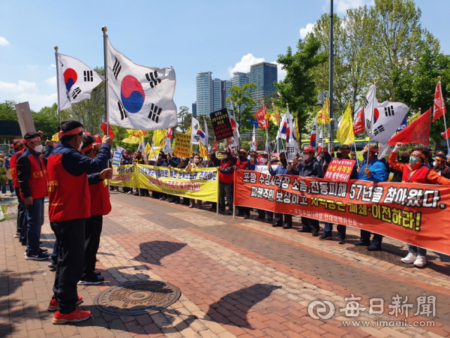 포항수성사격장을 반대하는 경북 포항 장기면 주민들이 2일 서울 국방부 앞에서 약속을 어기고 일방적으로 훈련을 재개하려는 움직임에 반발하는 상경 집회를 열고 있다. 포항수성사격장반대대책위 제공