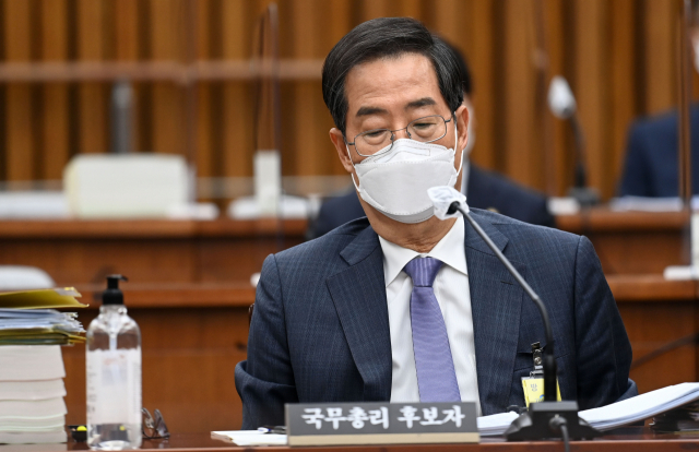 한덕수 국무총리 후보자가 2일 국회에서 열린 인사청문회에서 의원질의를 듣고 있다. 연합뉴스