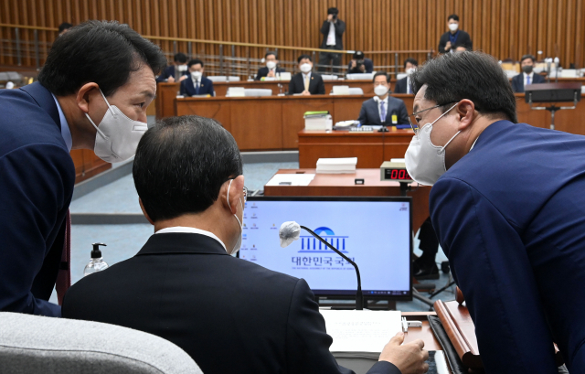 2일 국회에서 열린 한덕수 국무총리 후보자 인사청문회에서 여야 간사인 국민의힘 성일종 의원과 더불어민주당 강병원 의원이 주호영 위원장석에 모여 대화하고 있다. 연합뉴스