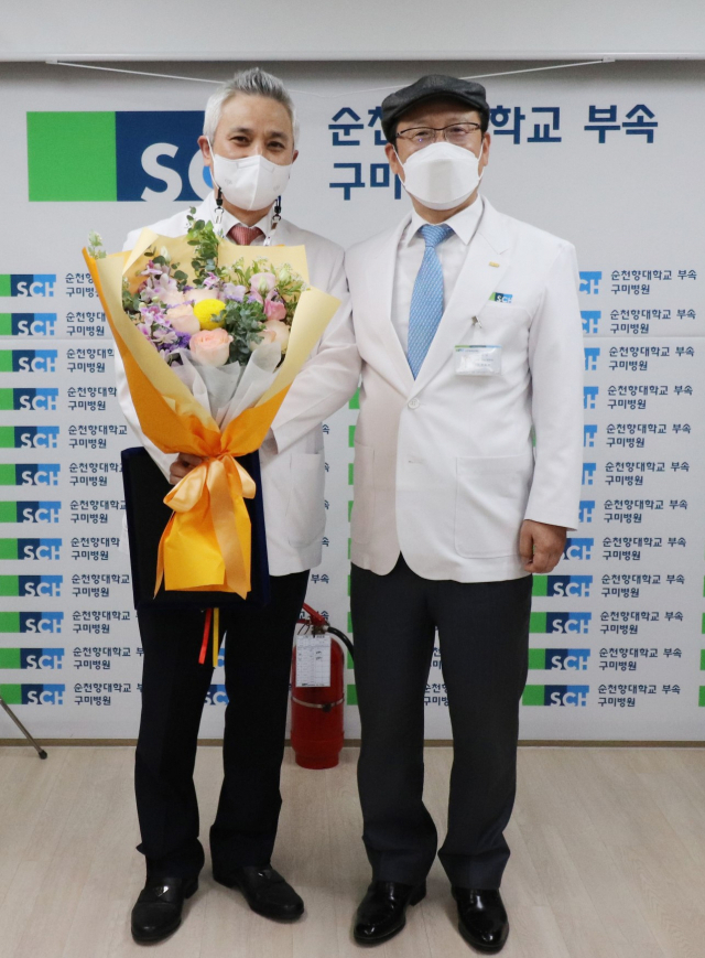 순천향대 구미병원의 양승부(왼쪽) 부원장과 정일권 병원장이 보건의 날 수상을 축하하며 기념촬영하고 있다. 순천향대 구미병원 제공