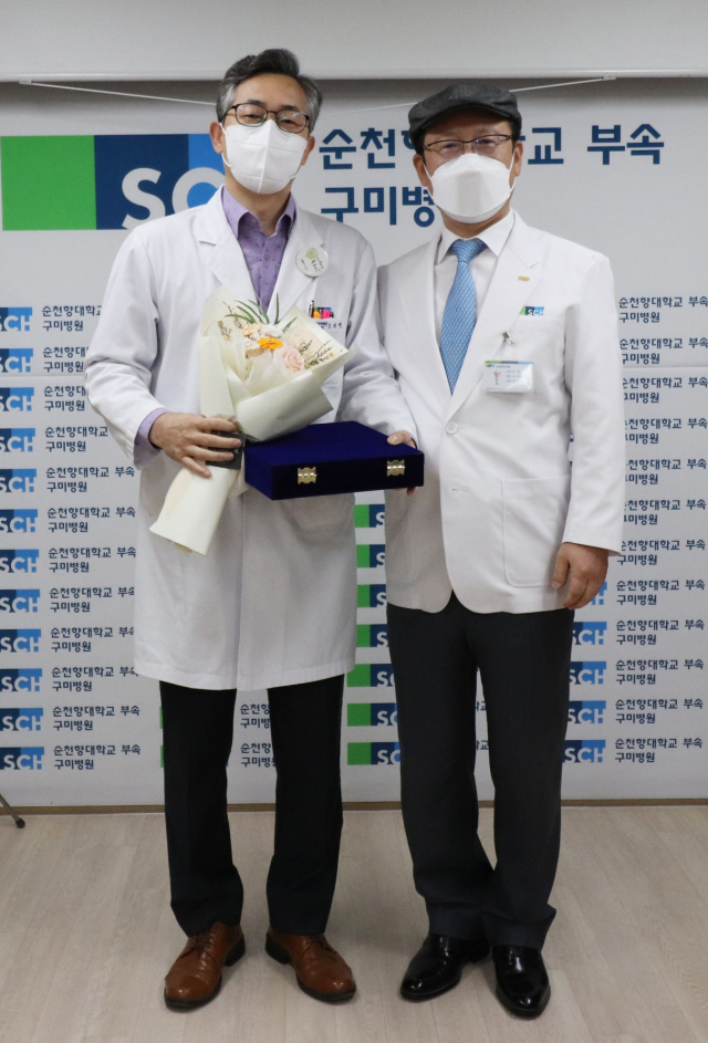 순천향대 구미병원의 조대현(왼쪽) 임상병리사와 정일권 병원장이 보건의 날 수상을 축하하며 기념촬영하고 있다. 순천향대 구미병원 제공