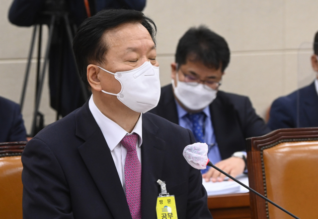 정호영 보건복지부 장관 후보자가 3일 오전 국회에서 열린 인사청문회에서 눈을 감은 채 의원질의를 듣고 있다. 연합뉴스