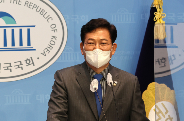 더불어민주당 송영길 6·1 지방선거 서울시장 경선 후보가 29일 오후 서울 여의도 국회 소통관에서 서울시 자영업자 임대료 부담과 이자부담을 절감할 수 있는 