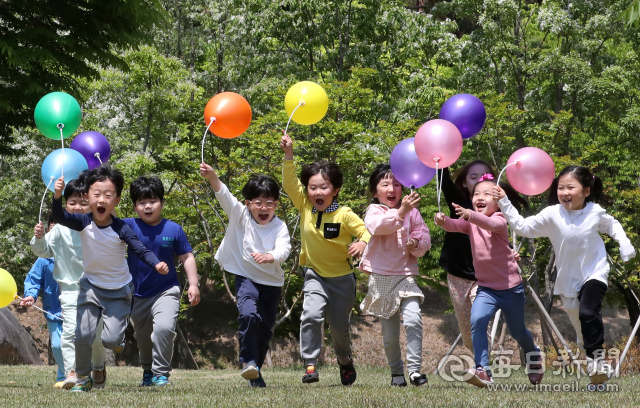 지난해 대구 복현초등학교 학생들이 맨발걷기 프로그램에 참여하고 있는 모습. 대구시교육청 제공