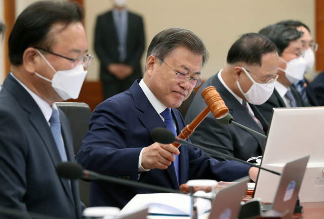 문재인 대통령이 3일 오후 청와대 본관 세종실에서 열린 마지막 국무회의에서 개회를 선언하고 있다. 연합뉴스