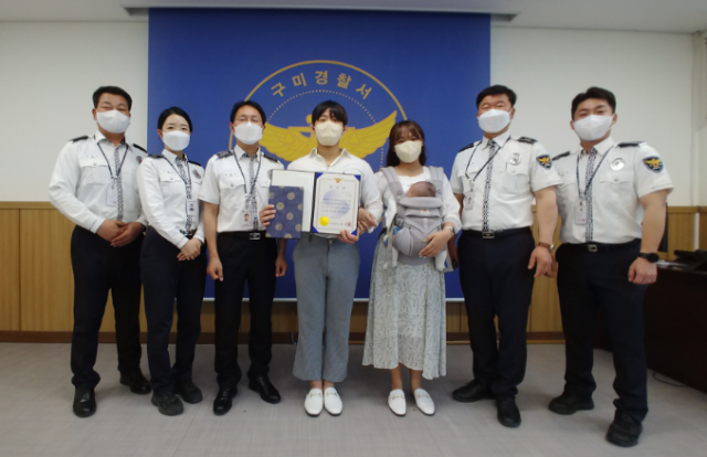 경북 구미경찰서는 음주 교통사고 예방에 기여한 시민에게 경찰서장 감사장을 수여했다. 구미경찰서 제공