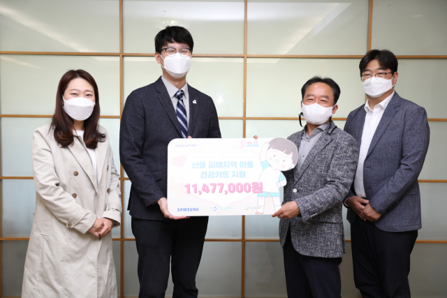 김현도(왼쪽 세 번째) 삼성전자 스마트시티 구미지원센터장이 굿네이버스 좋은마음센터 경북서부지부 관계자에게 후원금을 전달하고 있다. 굿네이버스 좋은마음센터 제공