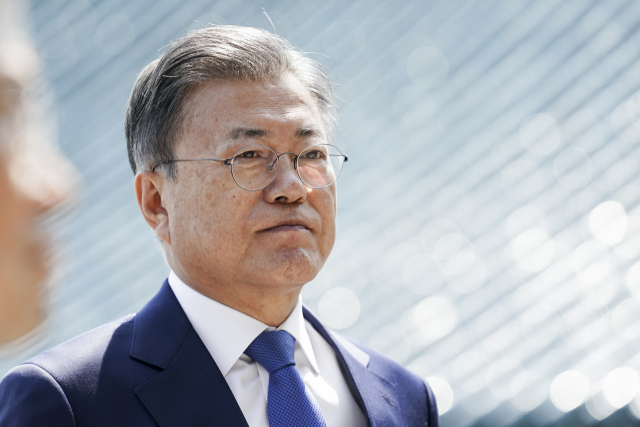 문재인 대통령이 3일 오후 청와대 충무실에서 열린 국무위원 및 장관급 초청 오찬을 마친 뒤 본관 테라스에서 참석자들과 대화하고 있다. 2022.5. 3 [청와대 제공. 재판매 및 DB금지] 연합뉴스