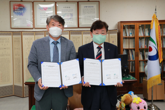 이재혁(왼쪽) 경북개발공사 사장이 권영세 안동시장과 함께 
