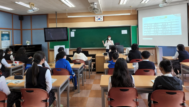 경북지역 한 학교에서 교사가 교가를 지도하고 있는 모습. 경북교육청 제공