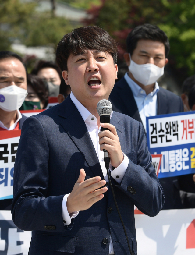 국민의힘 이준석 대표가 3일 서울 청와대 분수대 앞에서 열린 긴급의원총회에서 검찰의 수사권과 기소권을 분리한 검찰청법과 형사소송법 개정안 입법 관련 대통령 거부권 행사를 촉구하고 있다. 연합뉴스