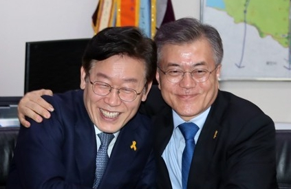 2017년 4월 7일 경기도 성남시청에서 당시 문재인 더불어민주당 대선 후보와 이재명 성남시장이 서로 어깨를 다독이고 있다. 연합뉴스