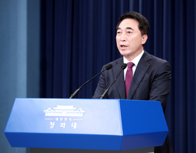 박수현 청와대 국민소통수석이 15일 춘추관 브리핑룸에서 문재인 대통령이 중앙선거관리위원회 위원 후보자에 김필곤 전 대전지방법원장을 지명했다고 밝히고 있다. 연합뉴스