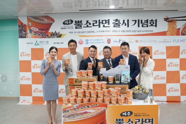 왼쪽부터 진행자 설정미, 축구선수 구자철, 가수 이정, 이종익 대표, 최봉민 라산 프랜차이즈 대표, 배우 신이. (주)라산그룹 제공