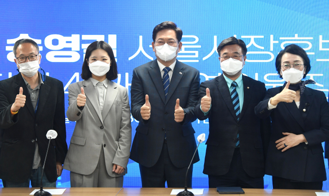 더불어민주당 지도부와 송영길 서울시장후보가 4일 오전 서울 여의도 중앙당사에서 열린 송영길 서울시장후보 서울지역 49개 지역위원장 간담회에서 기념사진을 찍고 있다. 왼쪽부터 박주민 의원, 박지현 공동비대위원장, 송 후보, 윤호중 공동비대위원장, 김진애 전 의원. 연합뉴스