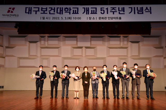 3일 대구보건대 문화관 인당아트홀에서 열린 제51주년 개교기념식에서 연공상을 받은 교직원이 기념 촬영을 하고 있다. 대구보건대 제공