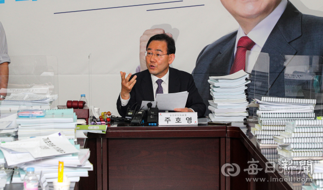 4일 오전 대구 수성구 국민의힘 대구시당에서 주호영 공천관리위원장이 6·1 지방선거 대구 기초단체장 7개 구·군 경선 지역(남구·달서구·달성군·동구·북구·서구·중구) 결과 발표를 하고 있다. 안성완 기자 asw0727@imaeil.com