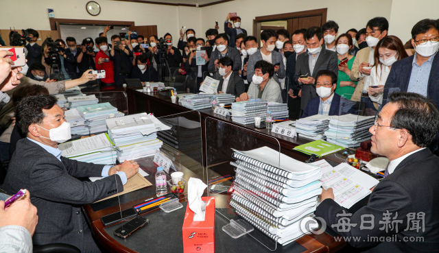 4일 대구 수성구 국민의힘 대구시당에서 주호영 공천관리위원장이 6·1 지방선거 대구 기초단체장 7개 구·군 경선 지역 결과 발표를 하고 있다. 안성완 기자 asw0727@imaeil.com