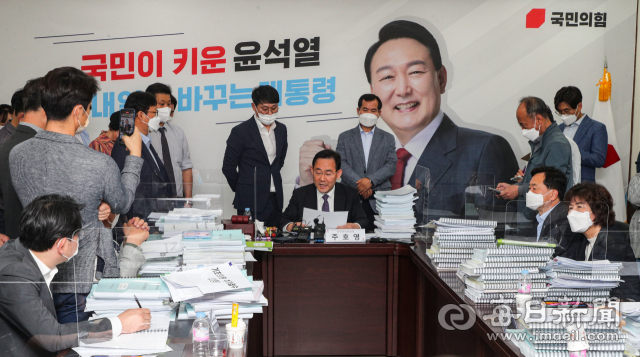 4일 대구 수성구 국민의힘 대구시당에서 주호영 공천관리위원장이 6·1 지방선거 대구 기초단체장 7개 구·군 경선 지역(남구·달서구·달성군·동구·북구·서구·중구) 결과 발표를 하고 있다. 안성완 기자 asw0727@imaeil.com