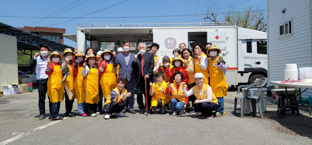 삼계탕 나눔 봉사활동에 참여한 대한적십자사 봉화지구협의회 회원들이 파이팅을 외치고 있다. 봉화군 제공