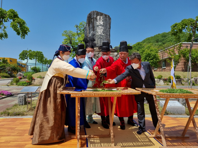 4일 상주 함창 소재 잠사곤충사업장에서 열린 2022년 풍잠기원제에서 참석 내빈들이 누에 첫 밥 주기 시연을 하고 있다. 경북도 제공