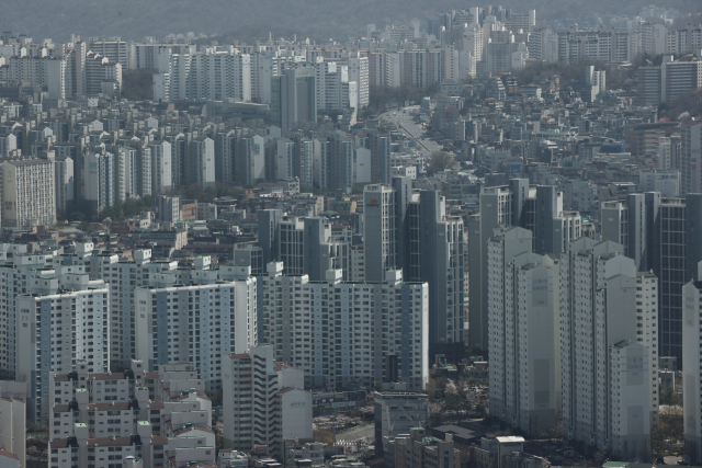 서울 아파트값이 11주 만에 하락세를 멈췄다. 재건축과 대출 규제 완화, 다주택자 양도소득세 중과 한시 배제 등 새 정부의 시장 친화적 정책에 대한 기대감으로 매수 문의가 늘면서 집주인들이 호가를 올리는 것으로 보인다. 연합뉴스