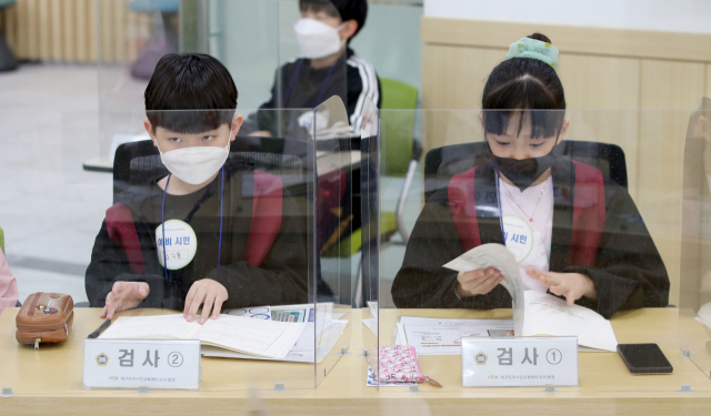 지난 4일 대구 동구 대구민주시민교육센터 모의법정에서 초등학생들이 법복을 입고 검사 역할을 체험하고 있다. 김영진 기자 kyjmaeil@imaeil.com