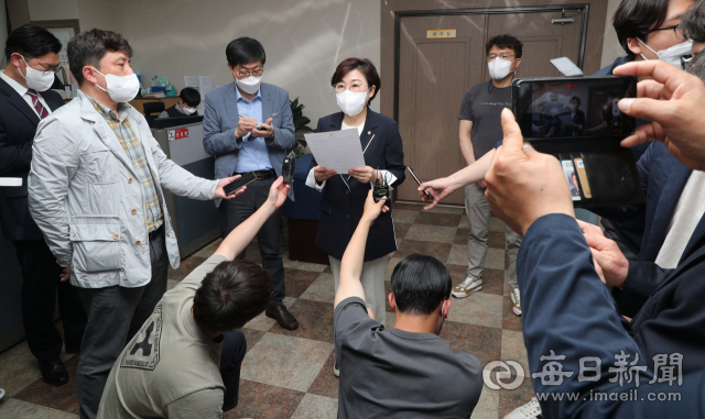 4일 대구 수성구 국민의힘 경북도당에서 김정재 공천관리위원장이 6·1 지방선거 경북 상주, 문경, 군위, 영양, 울릉 등 5개 지역 기초단체장 후보 경선 발표를 하고 있다. 안성완 기자 asw0727@imaeil.com