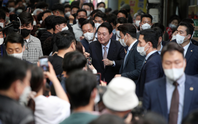 윤석열 대통령 당선인이 4일 강원도 강릉 중앙시장을 방문, 시민들과 인사하고 있다. 연합뉴스