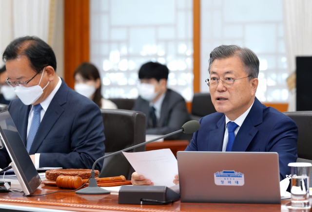 문재인 대통령이 3일 오후 청와대 본관 세종실에서 열린 마지막 국무회의에서 발언하고 있다. 문 대통령은 이날 자신과 가족, 정권 비리 및 범죄의 방패막이가 될