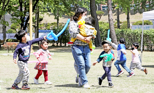 어린이 날 100주년을 맞아 지역 어린이집 원아 초청행사가 열린 3일 오전 경북 경산시 대구가톨릭대학교 체리로드 광장에서 아동학과 재학생과 보육교사들이 어린이와 함께 즐거운 시간을 보내고 있다. 김영진 기자 kyjmaeil@imaeil.com