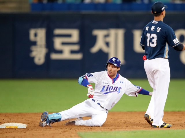 4일 대구삼성라이온즈파크에서 열린 삼성과 NC다이노스의 경기, 1군 첫 데뷔 무대에 오른 김동진이 7회말 대타로 첫 타석에 나서 2루타를 치고 슬라이딩하고 있다. 삼성라이온즈 제공