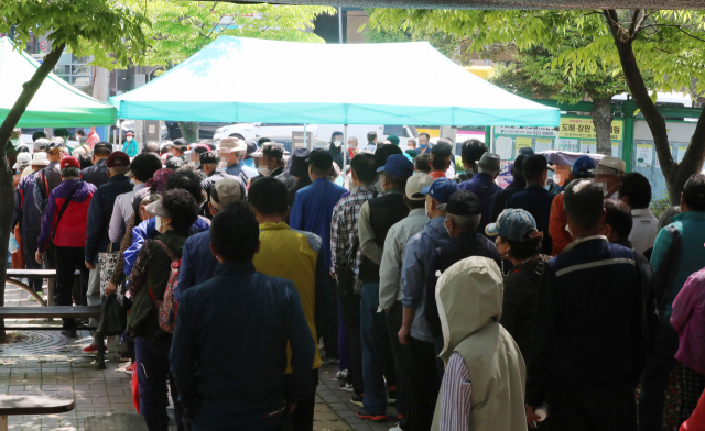 사회적 거리두기가 전면 해제됨에 따라 4일 오전 광주 북구 우산근린공원에서 장기간 중단된 