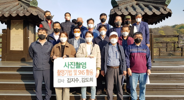 안동시 관광협회는 지난 4일 스마일 관광대학 수강을 마친 스마일지도사(관광택시) 양성과정 수료식을 가졌다. 안동시 제공