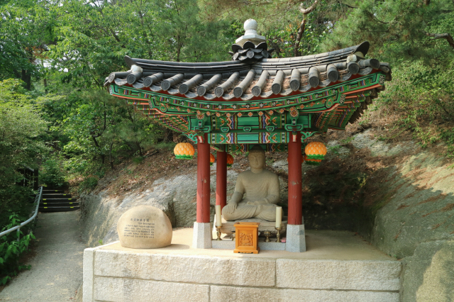 청와대 뒤편 녹지원에 있는 보물 제1977호 경주 방형대좌 석조여래좌상. 출처 문화재청 홈페이지